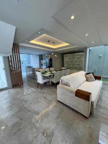 納塔爾的住宿－Casa de alto padrão，带沙发的客厅和用餐室
