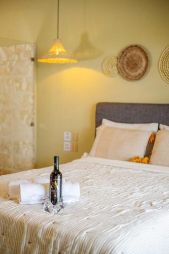 a bottle of wine sitting on top of a bed at Hotel y Cabinas del Trópico in Guápiles