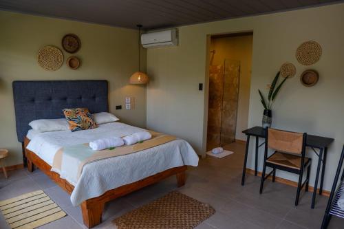 En eller flere senge i et værelse på Hotel y Cabinas del Trópico
