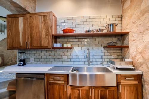 Una cocina o zona de cocina en Sattva Land