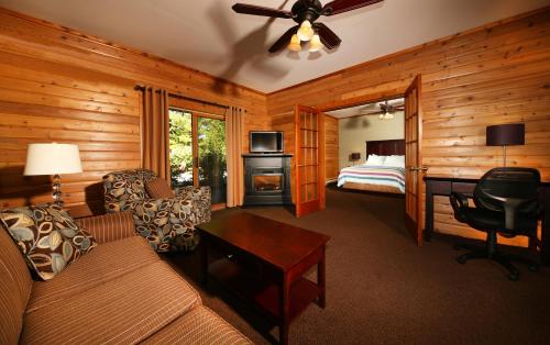 een woonkamer met een bank en een bed bij Oakwood Resort in Grand Bend