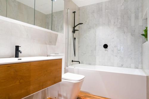 Ванна кімната в MadeComfy Boutique Apartment With Heritage Charm
