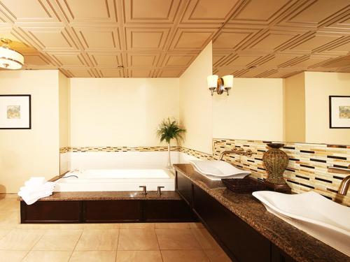 La grande salle de bains est pourvue de 2 lavabos et d'une baignoire. dans l'établissement Oakwood Resort, à Grand Bend