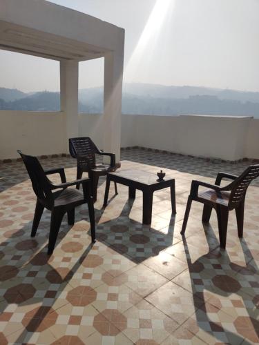 贾姆穆Luxurious Penthouse With a Mountain View的美景客房内的三把椅子和一张桌子