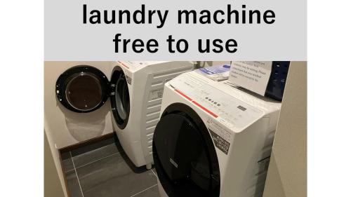 uma máquina de lavar roupa com as palavras máquina de lavar roupa livre para usar em HOTEL CLA-SS HIROSHIMA-TOKAICHI em Hiroshima