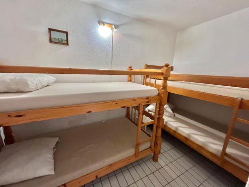 - deux lits superposés dans une chambre dans l'établissement Appartement en bord de plage avec garage - FR-1-716-39, à La Grande Motte