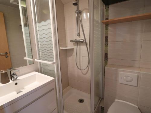 Photo de la galerie de l'établissement Studio à Tignes Le Lac · Rénové · Pied des pistes et commerces - FR-1-502-560, à Tignes