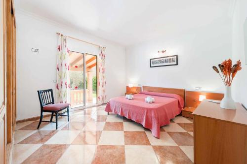 1 dormitorio con 1 cama, 1 mesa y 1 silla en Villa Raquel, en Pollensa