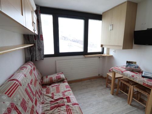 un salon avec un canapé et une table dans l'établissement Studio lumineux au pied des pistes, proche commerces et ESF - FR-1-502-561, à Tignes