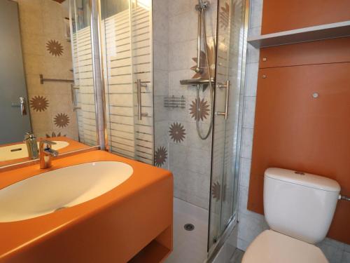 une salle de bain avec un lavabo, des toilettes et une douche dans l'établissement Studio lumineux au pied des pistes, proche commerces et ESF - FR-1-502-561, à Tignes