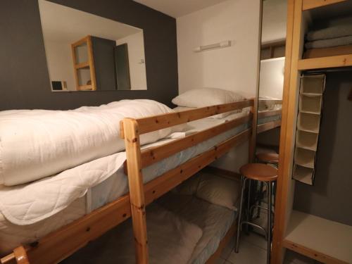 - 2 lits superposés dans une chambre avec un miroir dans l'établissement Appartement cosy 2P cabine, skis aux pieds à Tignes, balcon, parking, animaux acceptés, WiFi - FR-1-502-562, à Tignes