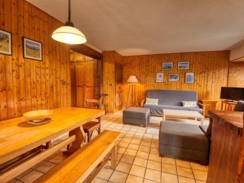 un salon avec une table et un canapé dans l'établissement Appartement 6p avec Terrasse, Proche Télécabine Vercland, Samoëns - FR-1-642-90, à Samoëns