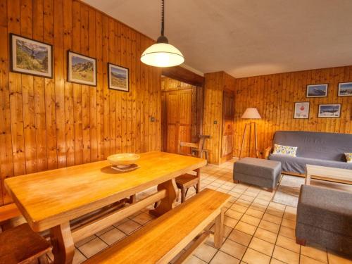 un salon avec une table en bois et un canapé dans l'établissement Appartement 6p avec Terrasse, Proche Télécabine Vercland, Samoëns - FR-1-642-90, à Samoëns