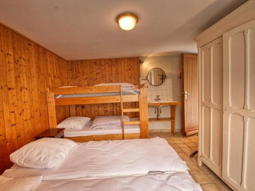 une chambre avec deux lits superposés dans une pièce dans l'établissement Appartement 6p avec Terrasse, Proche Télécabine Vercland, Samoëns - FR-1-642-90, à Samoëns