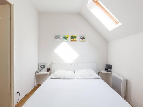 une chambre avec un lit blanc dans une pièce dans l'établissement Appartement Confort 6 Personnes à Loudenvielle, Proche Skyvall, Balnéa et Lac - FR-1-695-54, à Loudenvielle