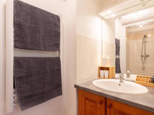 une salle de bain avec un lavabo et un miroir dans l'établissement Appartement Confort 6 Personnes à Loudenvielle, Proche Skyvall, Balnéa et Lac - FR-1-695-54, à Loudenvielle