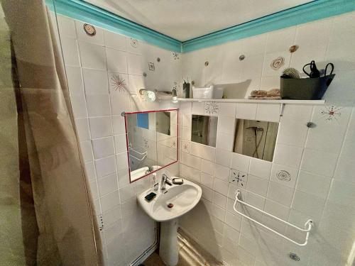 une salle de bain avec un lavabo et un miroir dans l'établissement Maison mitoyenne 3 pièces avec terrasse, à 900m de la plage - Quartier calme - 4 couchages - Confort - FR-1-229C-96, à Port-la-Nouvelle
