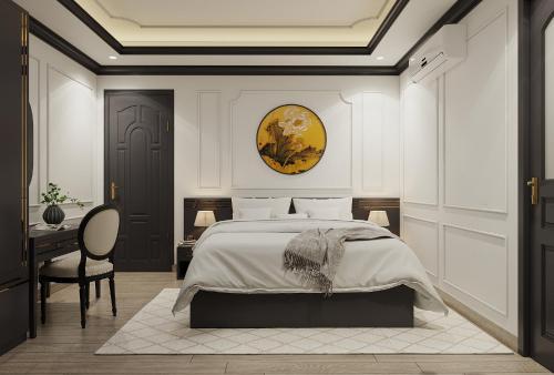 een slaapkamer met een groot bed en een bureau bij Milestone SaiGon in Ho Chi Minh-stad