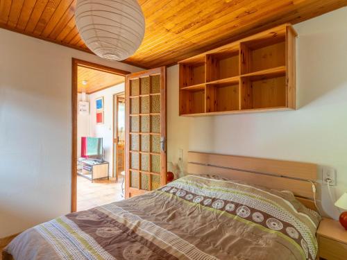 a bedroom with a bed and a wooden ceiling at Maison confort 4 pers. proche lac et océan, jardin, WiFi, à Mimizan - FR-1-50-135 in Mimizan