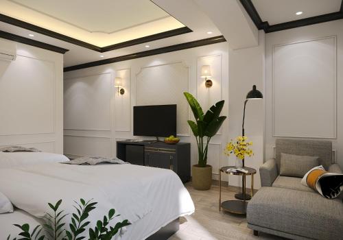 1 dormitorio con 1 cama, TV y silla en Milestone SaiGon en Ho Chi Minh