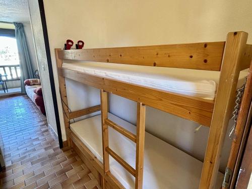 Cette chambre dispose de lits superposés. dans l'établissement Studio cabine avec piscine, parking privé et loggia – 4 couchages, proche mer et commerces - FR-1-225-818, à Argelès-sur-Mer