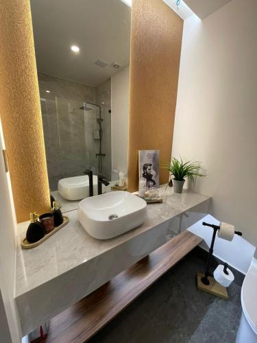 a bathroom with a sink and a mirror at Republica del Salvador Coliving Ecuador XOE in Quito