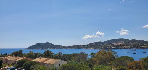 - une vue sur une baie avec des bateaux dans l'eau dans l'établissement Lumineux appartement avec vue sur mer, à Saint-Raphaël