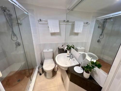 Koupelna v ubytování South Brisbane 2-Bed with Views & Parking