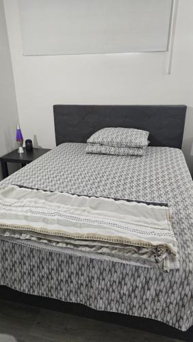 Llit o llits en una habitació de Bright and Cozy Room with Free Parking