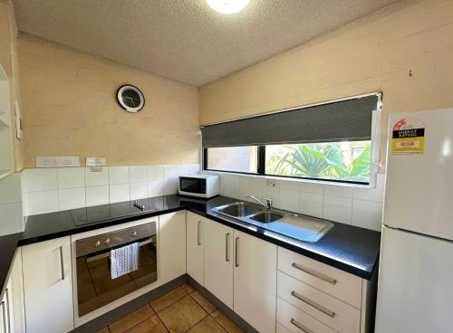 Η κουζίνα ή μικρή κουζίνα στο Riverview Holiday Apartment 17 - Kalbarri WA