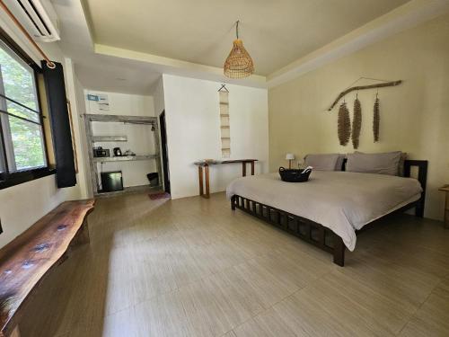 1 dormitorio con 1 cama grande en una habitación en The Mellow Mango, en Ko Lanta
