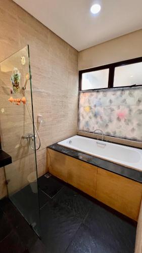 Koupelna v ubytování Vimala Hills Villa & Resort Megamendung Puncak