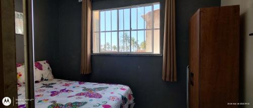 - une chambre avec un lit et une fenêtre dans l'établissement Oceano Azul Hospedagens a 50 M DA ORLA-Passarela do Caranguejo, à Aracaju