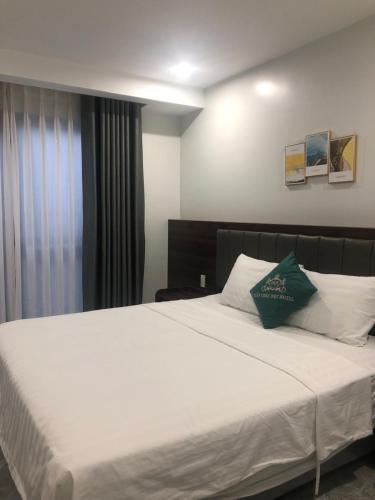 سرير أو أسرّة في غرفة في Tuần Châu HQT