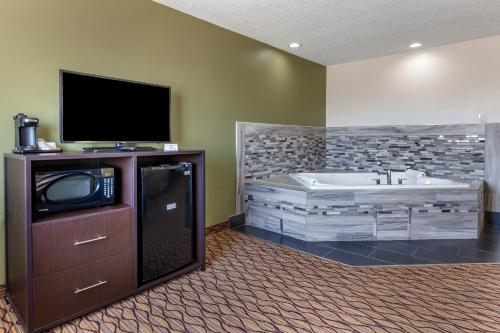 Μια τηλεόραση ή/και κέντρο ψυχαγωγίας στο Quality Inn New London