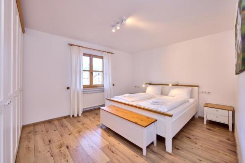 Un pat sau paturi într-o cameră la AlpenZauber