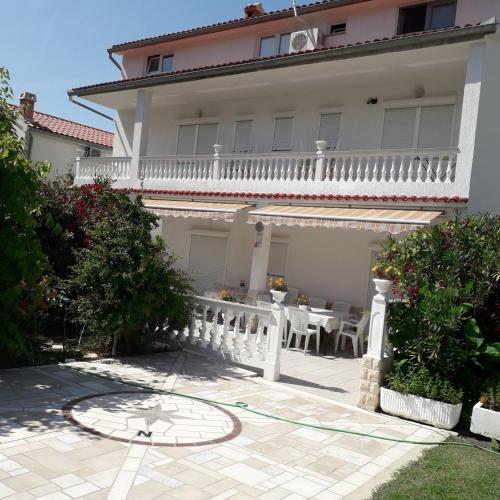 Apartment Daisy- excellent location close to Rab