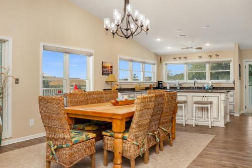 Una cocina o cocineta en Sweet Home Apalachee by Pristine Properties Vacation Rentals