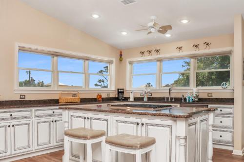 Una cocina o cocineta en Sweet Home Apalachee by Pristine Properties Vacation Rentals