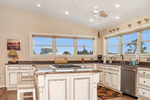 Una cocina o cocineta en Sweet Home Apalachee by Pristine Properties Vacation Rentals