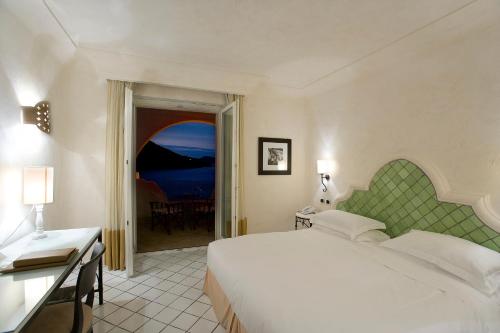 Voodi või voodid majutusasutuse Therasia Resort Sea and SPA - The Leading Hotels of the World toas