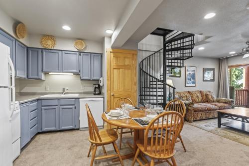 eine Küche und ein Wohnzimmer mit Tisch und Stühlen in der Unterkunft SNOW FLOWER 072 condo in Park City