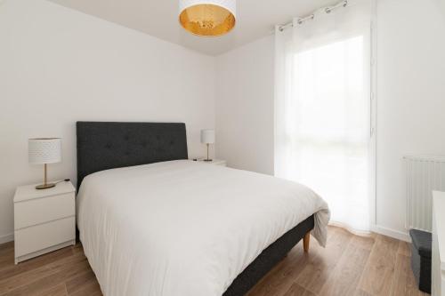 Ένα ή περισσότερα κρεβάτια σε δωμάτιο στο Appartement Mer Parking Balcon 4Pers