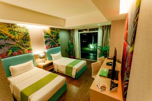 Una cama o camas en una habitación de Aziza Paradise Hotel