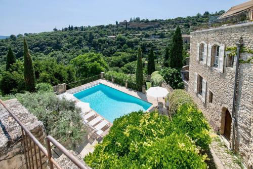 une vue extérieure d'une villa avec piscine dans l'établissement Vue Dexception Gordes, à Gordes
