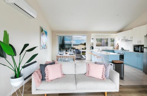 Η κουζίνα ή μικρή κουζίνα στο 'The Grove' Family Home By The Beach