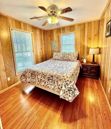 En eller flere senge i et værelse på Cozy Deluxe Cottage- 397