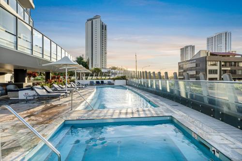 een zwembad op het dak van een gebouw bij Rhapsody Resort - Official in Gold Coast