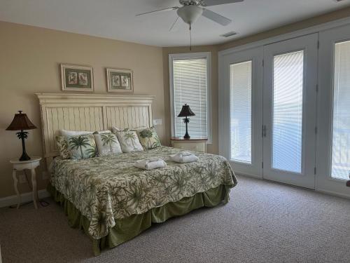 Katil atau katil-katil dalam bilik di Southern Charm of Holden Beach