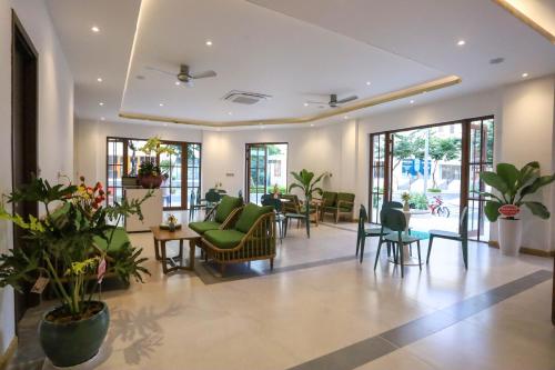 富國的住宿－MIMOSA HOTEL PHÚ QUỐC，医院的大厅,有桌椅